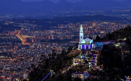 Vista nocturna Monserrate en navidad